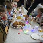 Rozśpiewane i roztańczone Święto Babci i Dziadka w grupie Myszek