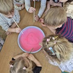 Mali Odkrywcy poznają świat