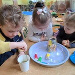 Mali Odkrywcy poznają świat