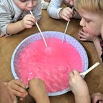 Mali Odkrywcy poznają świat