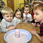 Mali Odkrywcy poznają świat