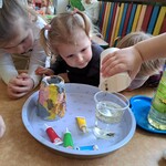 Mali Odkrywcy poznają świat