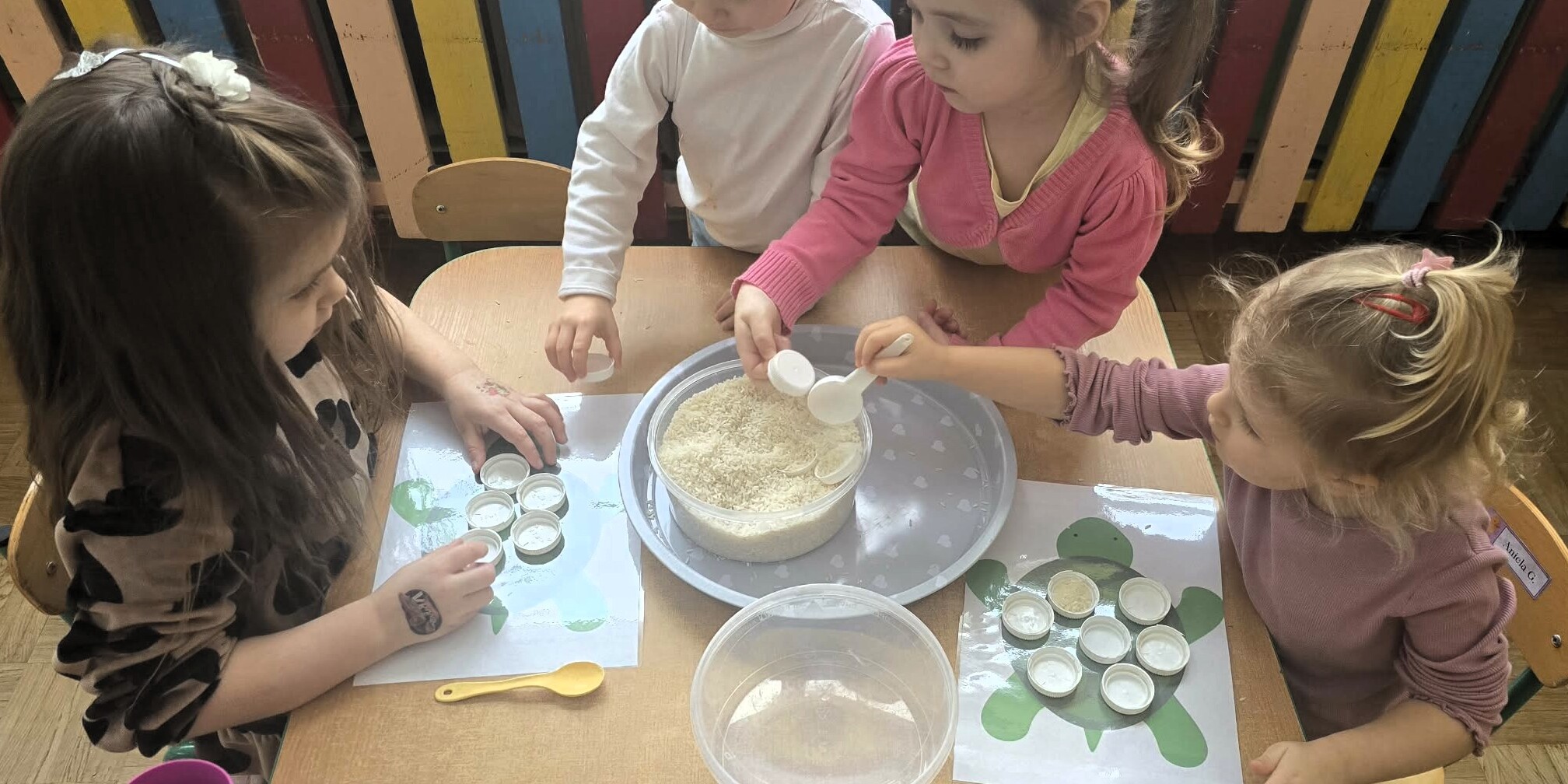 Radość z odkrywania - zabawy sensoryczne w grupie Myszek