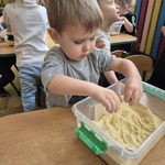 Zabawy sensoryczne w grupie Myszek