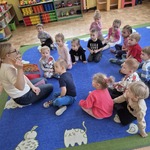 Czytanie na dywanie w grupie Myszek