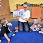 Czytanie na dywanie w grupie Myszek