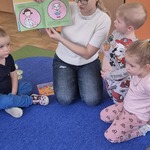 Czytanie na dywanie w grupie Myszek