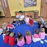 Czytanie na dywanie w grupie Myszek
