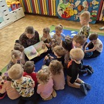 Czytanie na dywanie w grupie Myszek