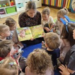 Czytanie na dywanie w grupie Myszek