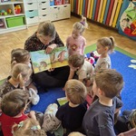 Czytanie na dywanie w grupie Myszek