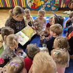 Czytanie na dywanie w grupie Myszek