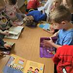 Dzieci z grupy „Jeżyki” odwiedziły przedszkolną bibliotekę