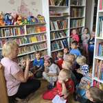 Dzieci z grupy „Jeżyki” odwiedziły przedszkolną bibliotekę