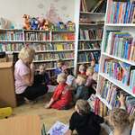 Dzieci z grupy „Jeżyki” odwiedziły przedszkolną bibliotekę