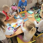 Dzieci z grupy „Jeżyki” odwiedziły przedszkolną bibliotekę