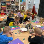 Grupa Żabki na warsztatach plastycznych w Galerii Sleńdzińskich
