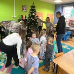 Dzieci i rodzice ubierają choinkę