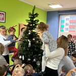 Dzieci i rodzice ubierają choinkę