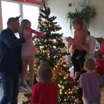 Dzieci i rodzice ubierają choinkę