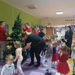 Dzieci i rodzice ubierają choinkę