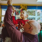 Dzieci i rodzice ubierają choinkę