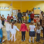 Dzieci i rodzice ubierają choinkę