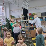 Dzieci i rodzice ubierają choinkę