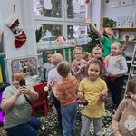 Dzieci i rodzice ubierają choinkę