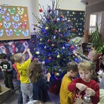 Dzieci i rodzice ubierają choinkę