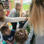 Dzieci i rodzice ubierają choinkę