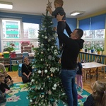 Dzieci i rodzice ubierają choinkę